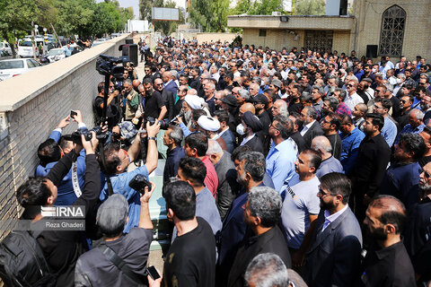 تصاویری از تشییع پیکر خلیل عقاب در شیراز