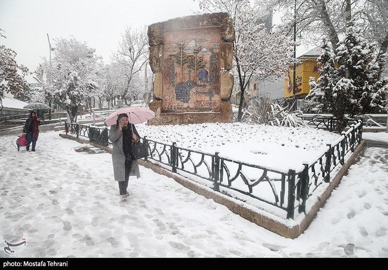 برفِ تازه تهران زیر چکمه‌های مردم...