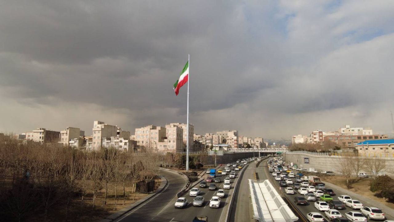نصب بلندترین پرچم ایران در یکی از خیابان‌های تهران