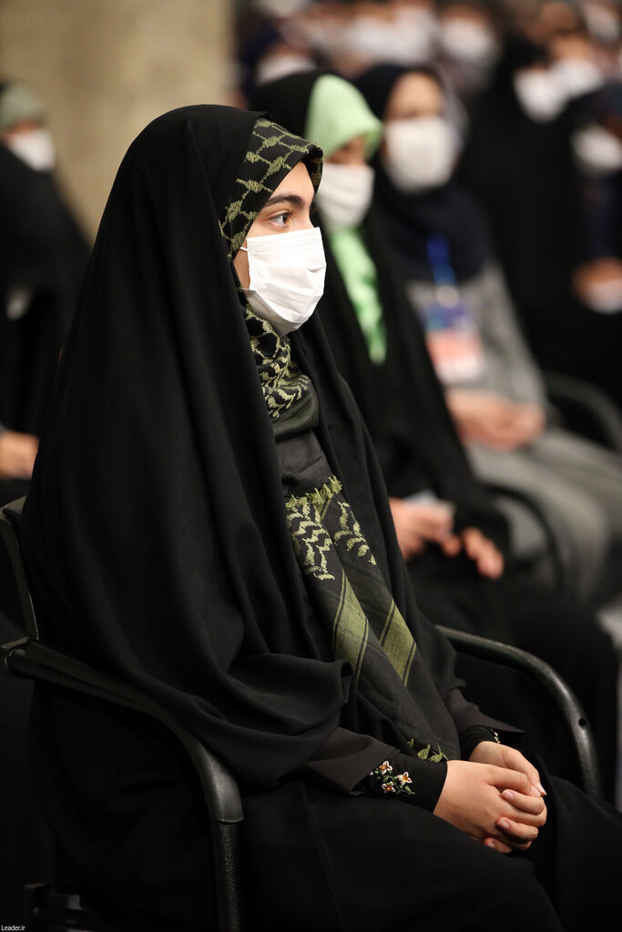حجاب متفاوت دختران نخبه در دیدار با رهبری