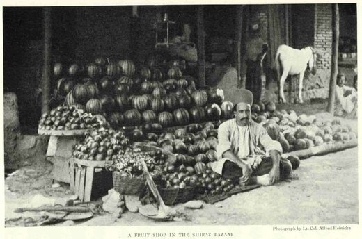 تصویری ناب از یک میوه‌فروشی در دوران قاجار