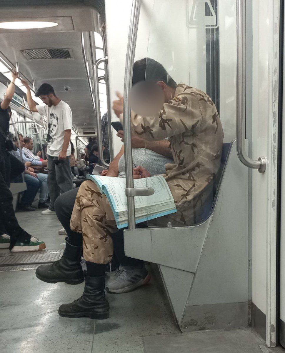 متفاوت‌ترین عکسی از یک سرباز در مترو شکار شد