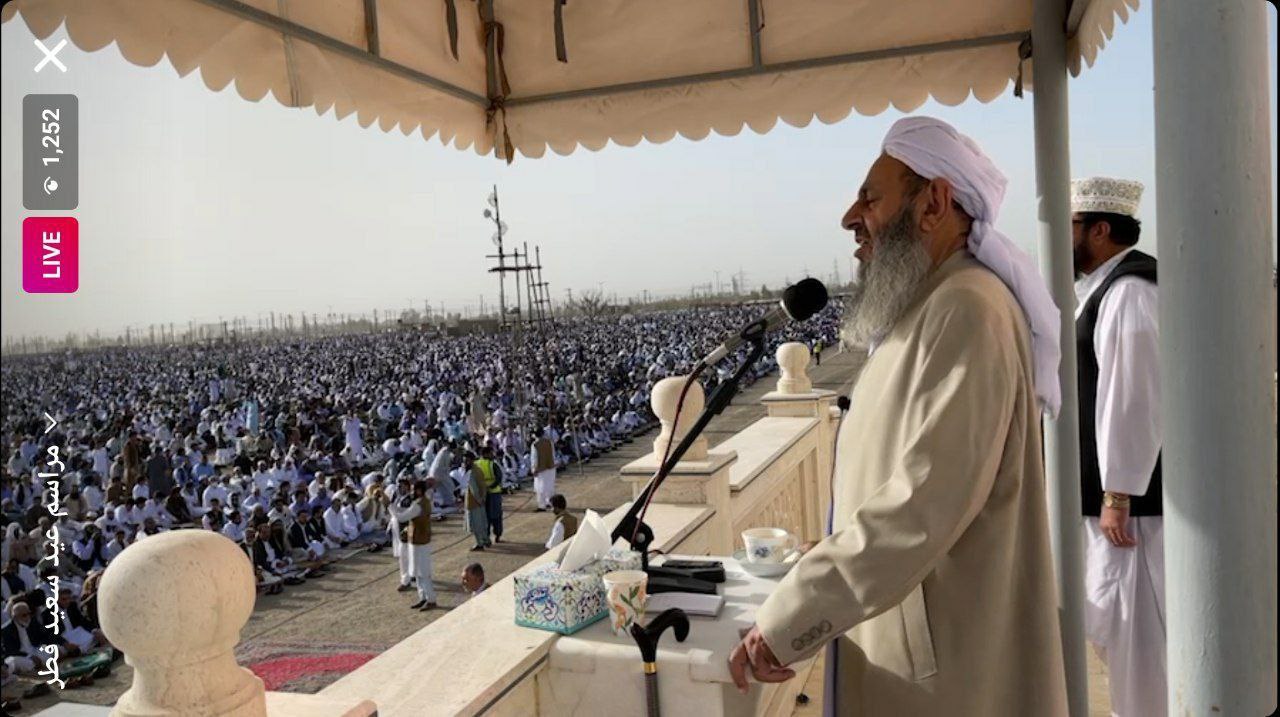 تصویری از برگزاری نماز عید فطر در زاهدان