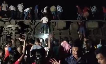 شمار قربانیان حادثه برخورد قطار در هند افزایش یافت