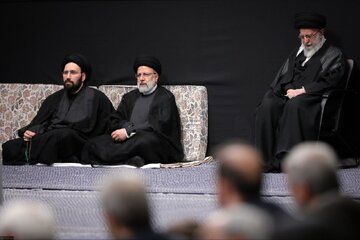 عکسی از سیدعلی خمینی در مراسم عزاداری در حسینیه امام خمینی