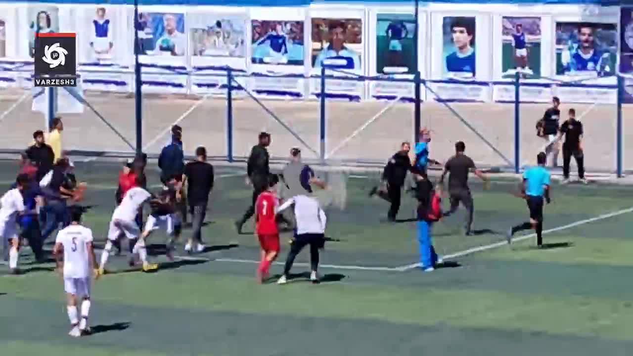 شاهکار دیگر در فوتبال ایران با کتک زدن شدید داور