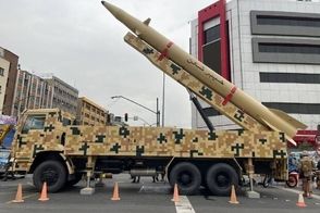نمایش موشک دوربرد «خیبرشکن» برای نخستین بار