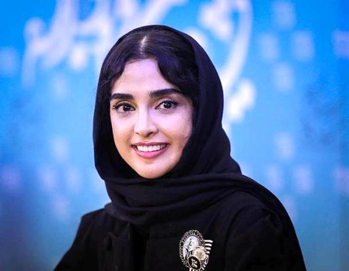 سلفی آسانسوری الهه حصاری با چهره بدون آرایش