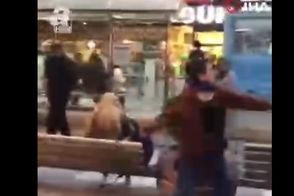 حمله عجیب یک زن رهگذر به عابرین پیاده 