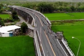  فروریختن یک پل بزرگ در زلزله تایوان