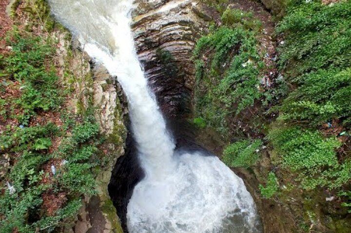 آبشار عجیبی که آب در آن سربالا می‌رود!