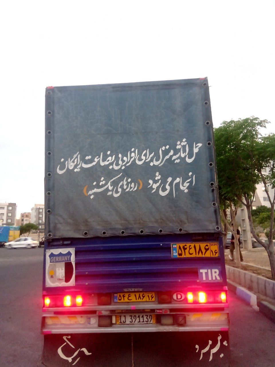 راننده یک ماشین سنگین، با این حرکت کام همه را شیرین کرد