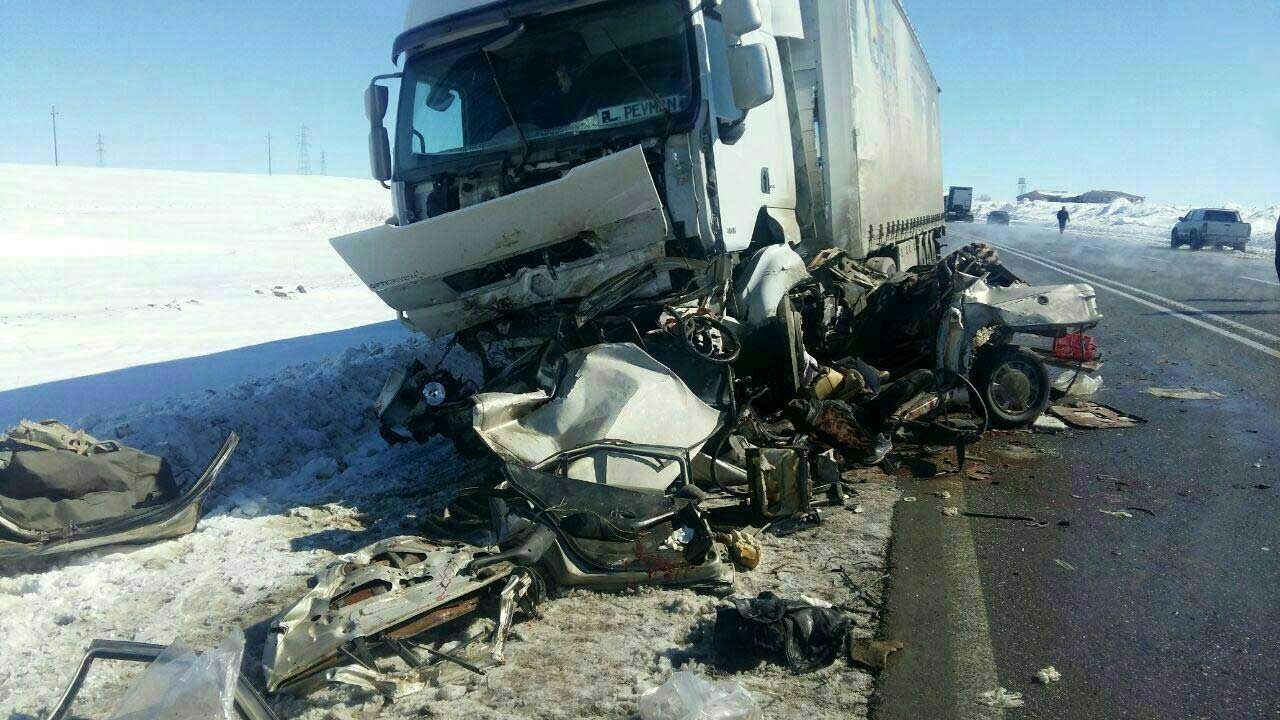 نصف شدن یک خودرو سواری پس از تصادف شدید با تریلی