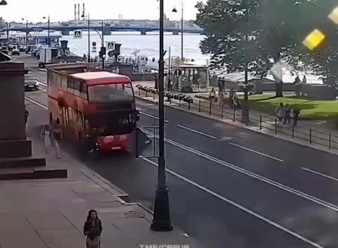 زیرگرفتن وحشتناک اسکیت‌سوار توسط اتوبوس 