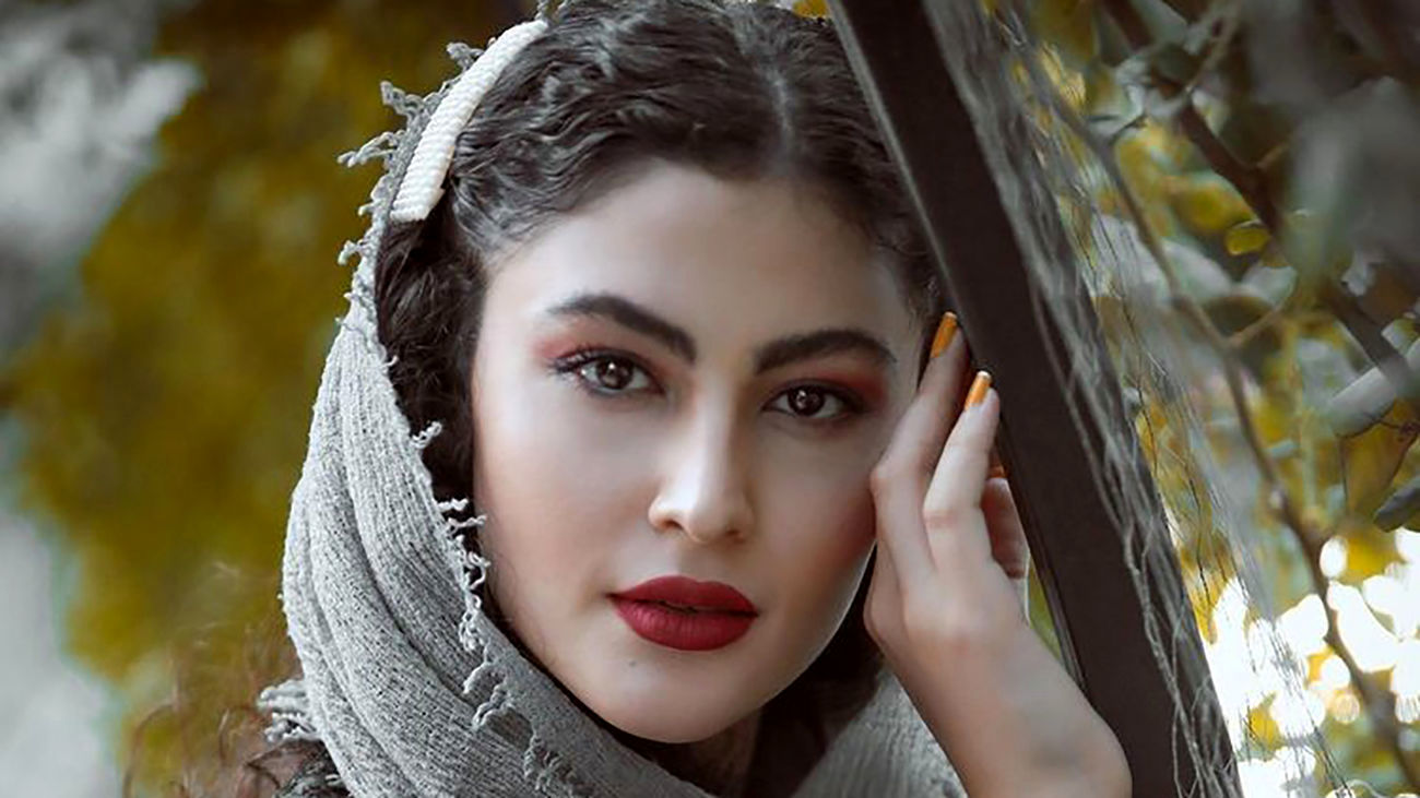 قابی از قبل و بعد گریمِ زن بازیگر معروف در بانوی عمارت