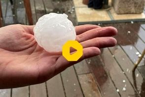 بارش شدید تگرگ به درشتی گیلاس در عربستان!