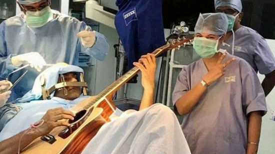 نواختن گیتار هنگام جراحی مغز!