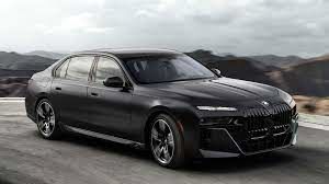 شیرین کاری یک بلاگر که BMW صورتی‌اش را نابود کرد!