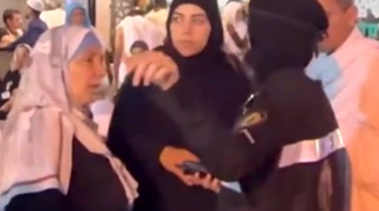 حضور زنانی با تیپ عجیب در مکه