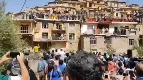دف نوازای دسته‌جمعی در یک روستای سنندج 