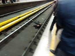 لحظه نجات جان یک زن حین خودکشی در مترو