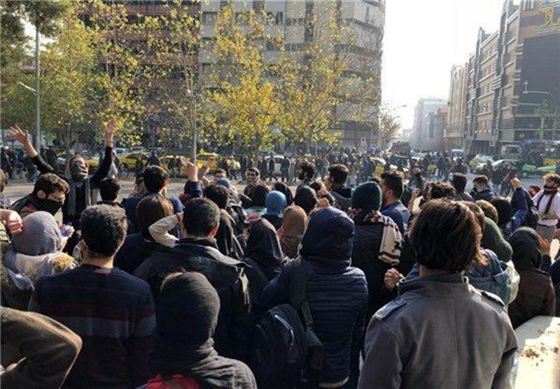 تصاویری از تجمع خبرساز بازاری‌ها مقابل شورای شهر