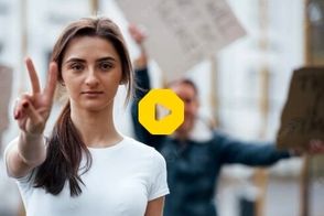 حرکت عجیب دو دختر برای اعتراض به آزار گاوها