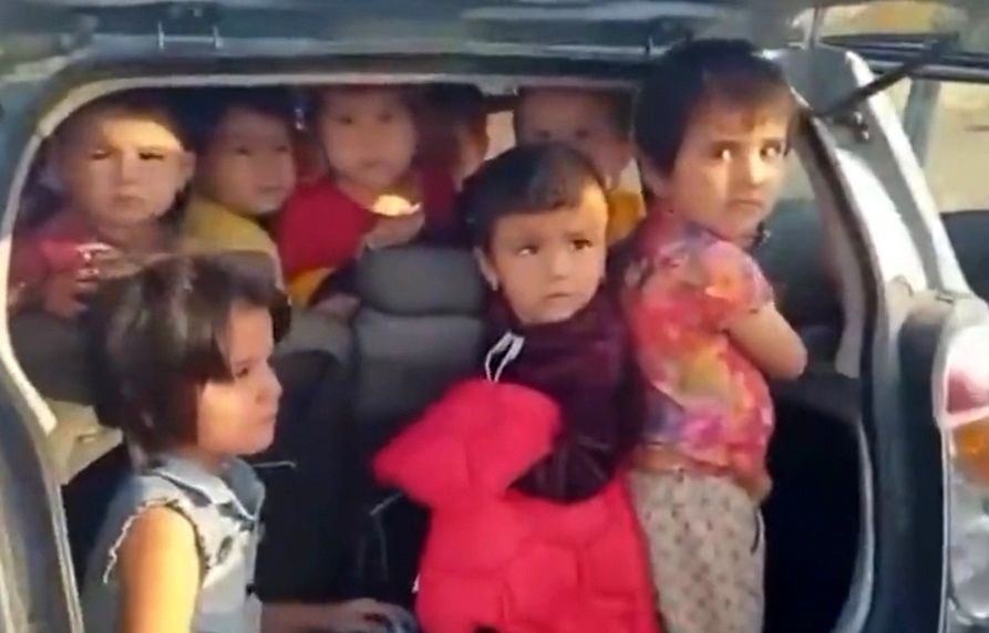 بازداشت خانم معلم که ۲۵ کودک را در خودرو حمل می‌کرد!