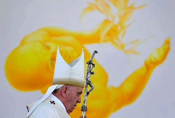 تصویر برگزیده از پاپ فرانسیس در مراسم مقدس
