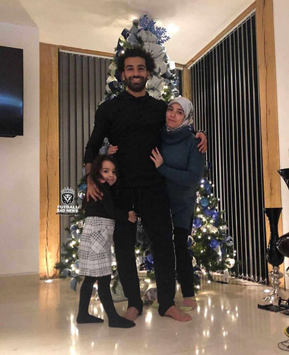 محمد صلاح و همسر با حجابش 