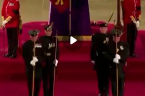 سربازی که مقابل تابوت ملکه غش کرد!