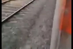 پرتاب شدن وحشتناک یک مرد از قطار پس از برخورد با میله