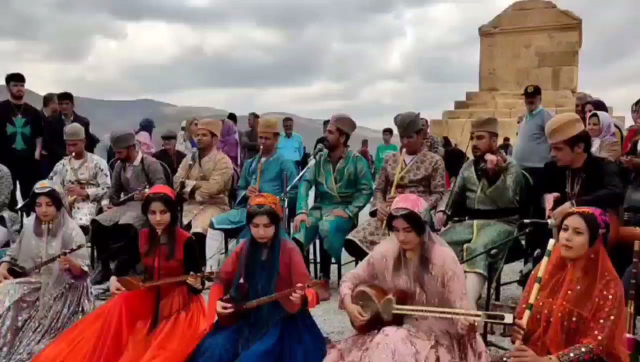 ویدئوی ساز و آوازِ زنان در کنار مقبره کوروش