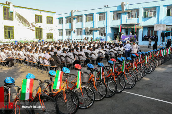 شهردار تهران به دانش‌آموزان دوچرخه داد