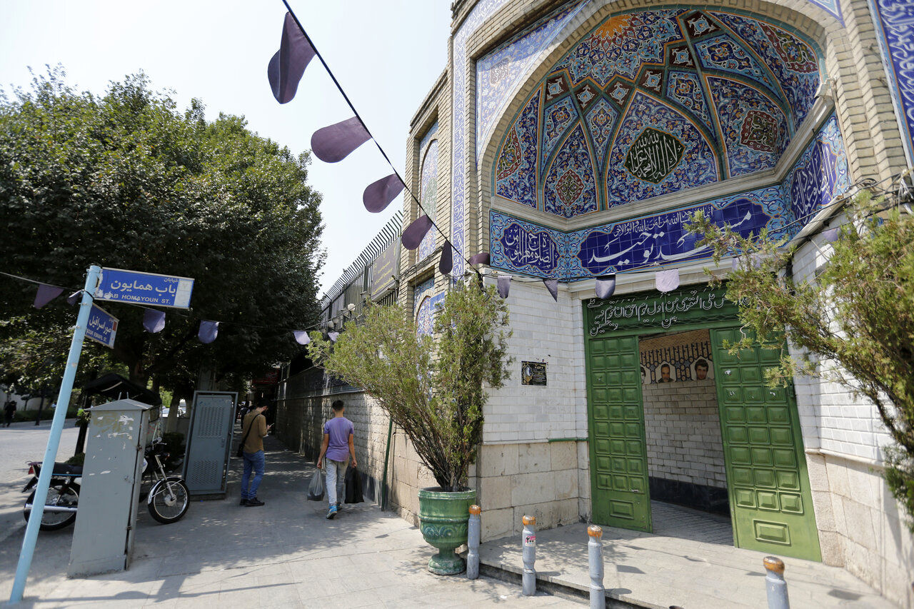 مادر شاه کدام مسجد را در تهران ساخت؟