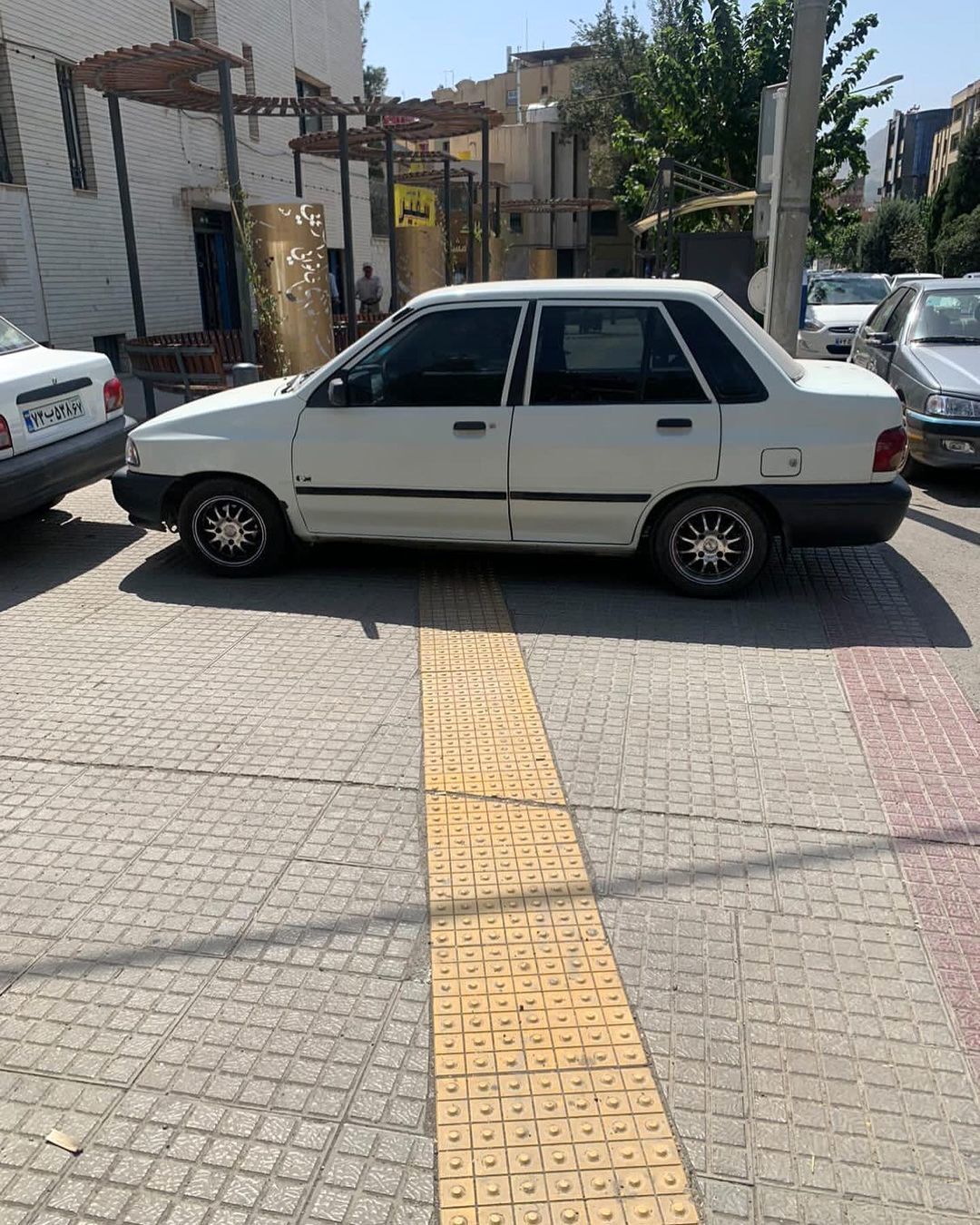 دست نوشته جالب زیرِ برف پاک‌کنِ پراید متخلف