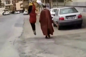 ویدئو دختری که عمامه روحانی را از سرش انداخت!