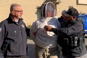 یک زن، زنبور‌های عسل را به جان پلیس‌ها انداخت! 
