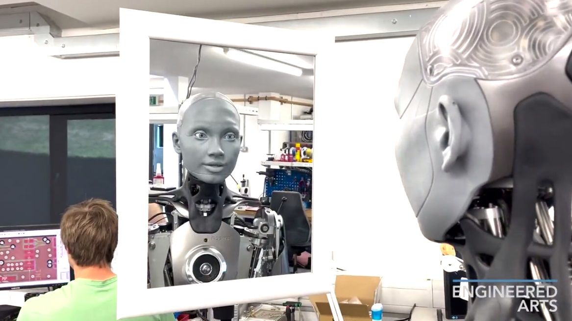 ژست‌های باورنکردنی ربات انسان‌نما روبروی آینه!