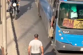 خط‌ونشان یک بدنساز برای اتوبوس‌‌ها وسط خیابان!