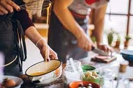 خنده‌های دلبرانه یک دختر بعد از کوبیدن قاشق به صورت مادرش