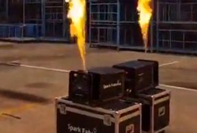 ماشینِ شعله افکن برای استفاده در کنسرت‌ها