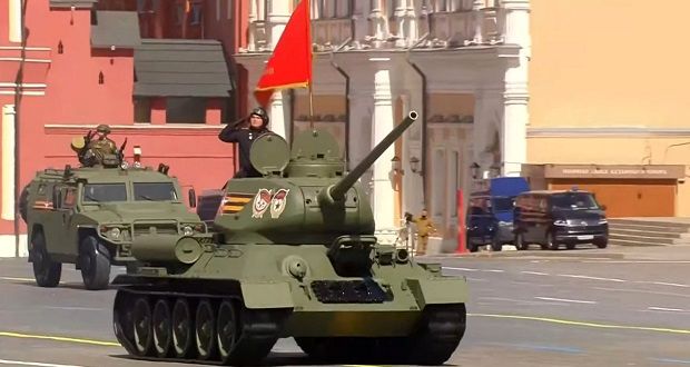 تانک عتیقه روس‌ها در رژه پیروزیِ مسکو