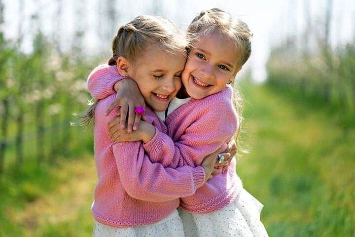 شیطنت اذیت‌کننده یک دختر در قبال خواهرش!