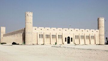 عکسی از معماری کج و مناره شیبدار یک مسجد