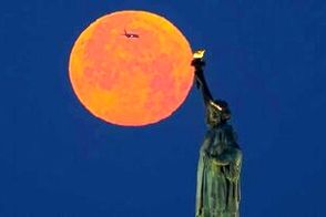 «ماه توت‌فرنگی» از نگاه عکاسان در سراسر دنیا
