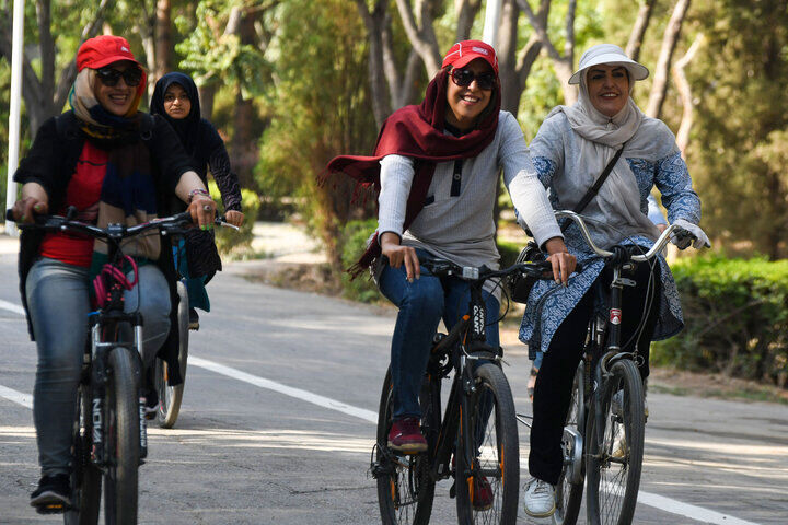 خانم‌های ایرانی از فکر دوچرخه‌سواری بیرون بیایند!