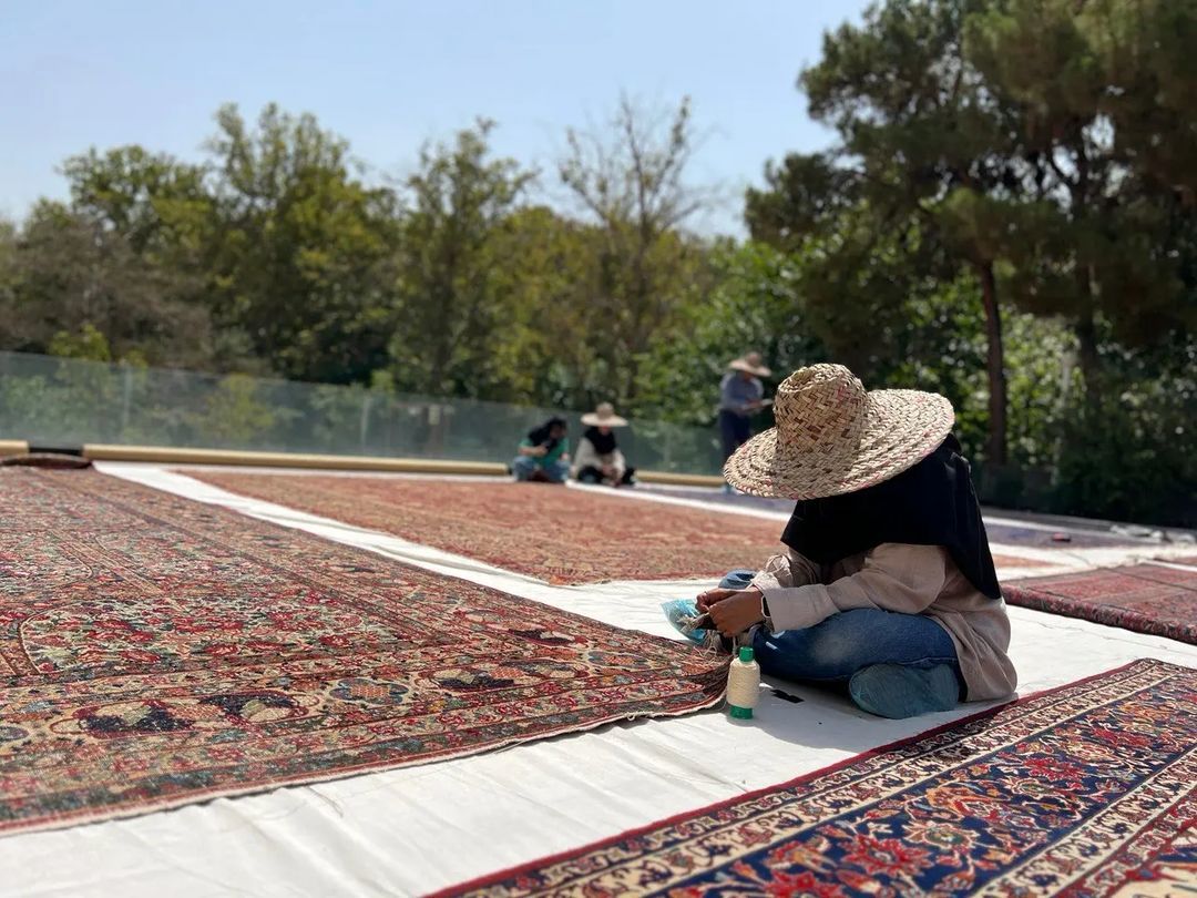 پهن کردن فرش‌ 200 ساله زیر آفتاب سوزان تهران!