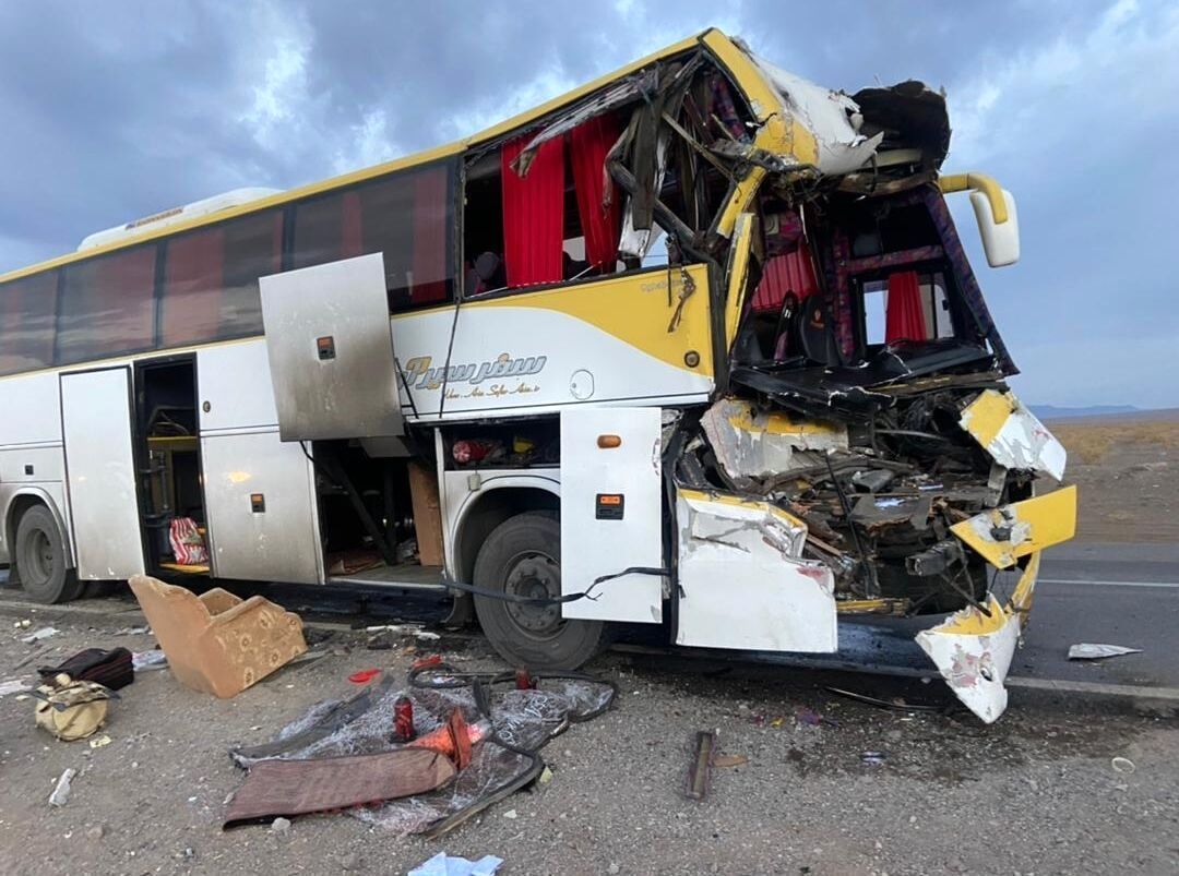 واژگونی هولناک یک اتوبوس در استان فارس 