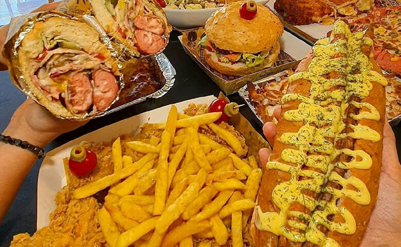 ببینید: ذوق‌زدگی مشتریان از هنرنمایی یک پلیس و کارگر شهرداری